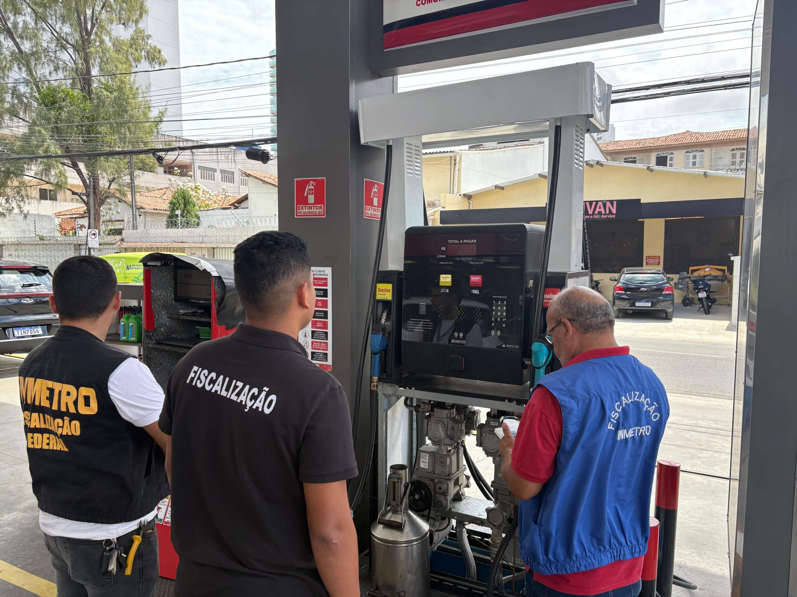 Procon Ceará e IPEM intensificam fiscalização em postos de combustíveis de Fortaleza