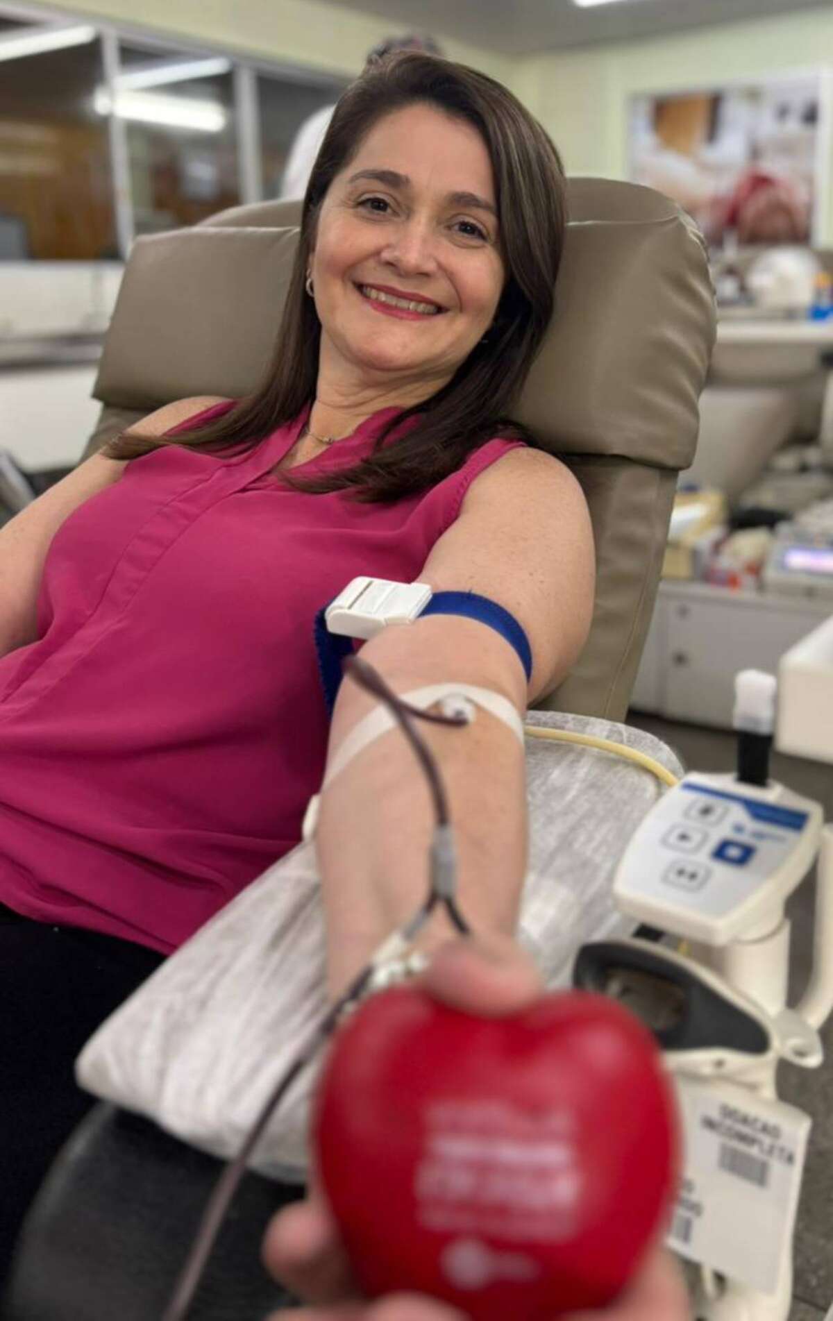 Fernanda, colaboradora do Procon CE, doa sangue no Hemoce